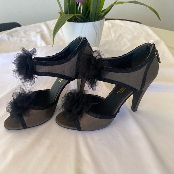 Chanel Black Tulle Flower Sandals | Rare Heels | Size 39 (US 8.5–9) - Picture 1 of 13